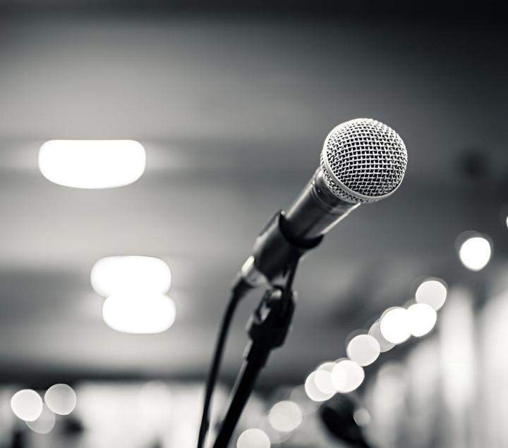 Venez vous inscrire à nos cours de chants dirigés par des formateurs qualifiés.