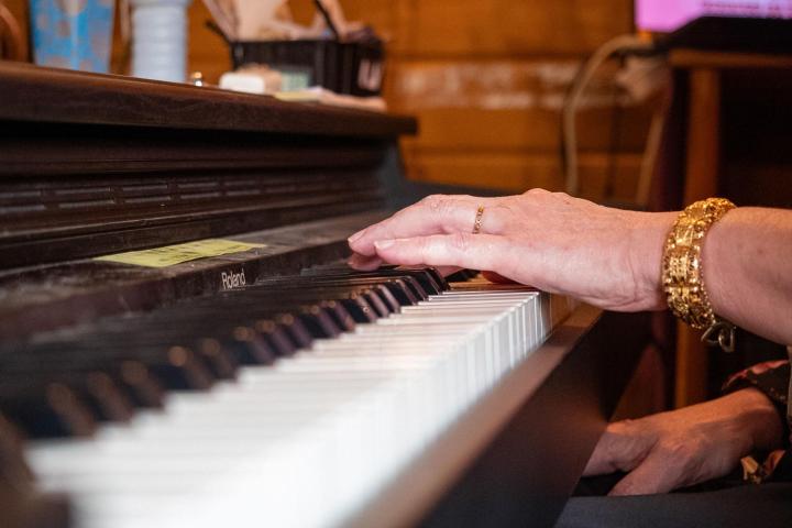 Apprenez à jouer du piano en vous inscrivant à nos cours.