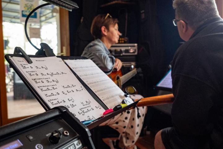 Venez vous inscrire à nos cours de guitare adaptés à tous les niveaux.