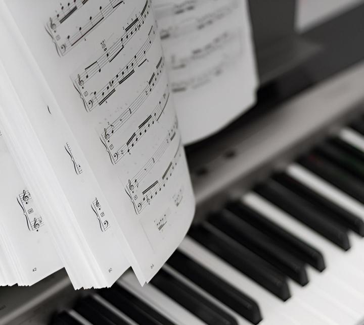 Apprenez à jouer du piano en vous inscrivant à nos cours.